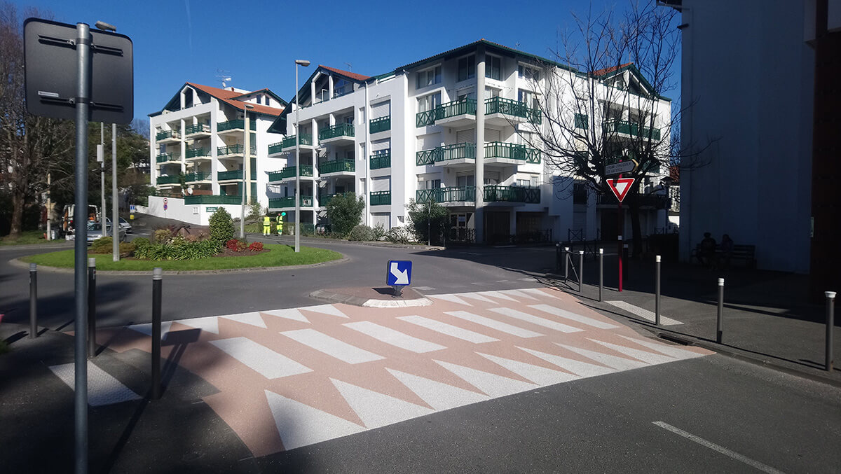 Hendaye passage piétonne résine gravillonnée bicolore