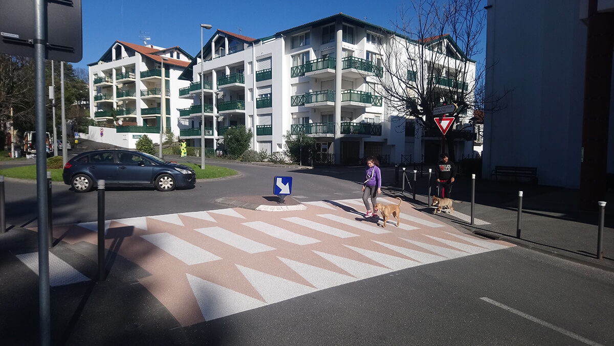 Hendaye passage piétonne résine gravillonnée bicolore