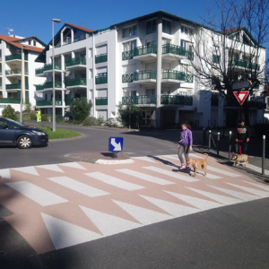 Hendaye passage piétonne résine gravillonnée bicolore