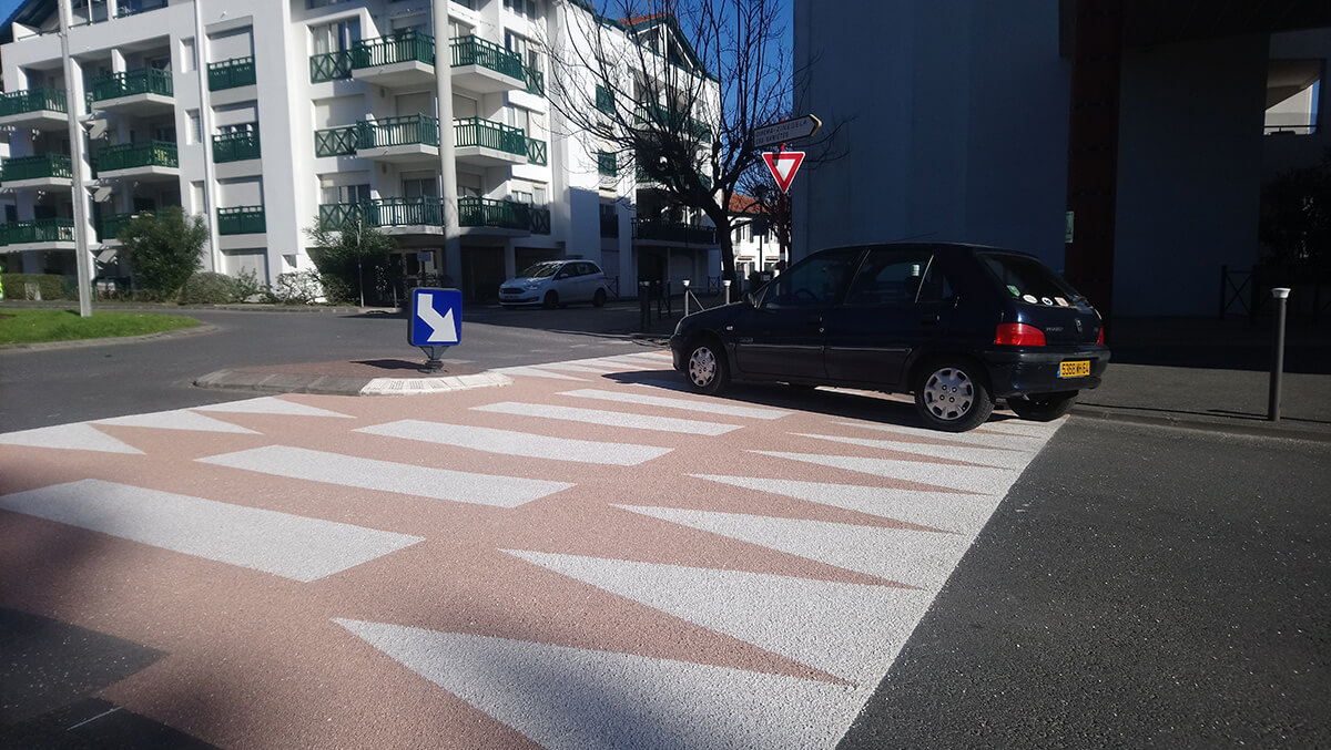 Hendaye passage piétonne résine gravillonnée bicolore